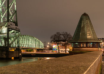 Queen's Bridge and the Hef