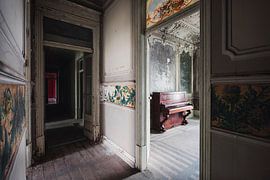 Klavier im verlassenen Salon. von Roman Robroek – Fotos verlassener Gebäude
