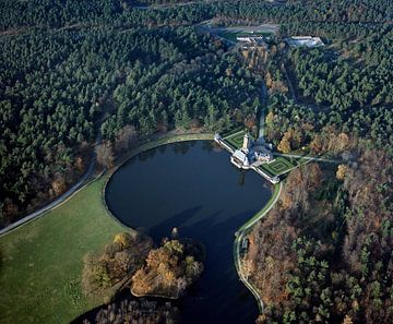 Historische luchtfoto van het Jachthuis Sint Hubertus van Frans Rombout
