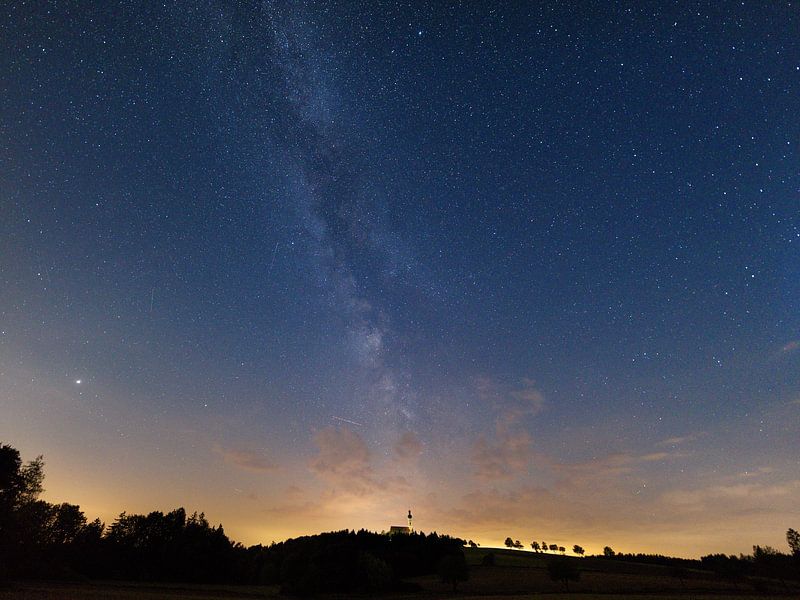 L'église de pèlerinage d'Eichlberg la nuit avec les étoiles et la voie lactée par Robert Ruidl
