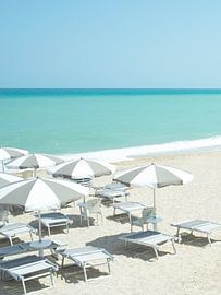 Parapluies de plage à Le Marche, Italie - Photographie de voyage sur Dagmar Pels