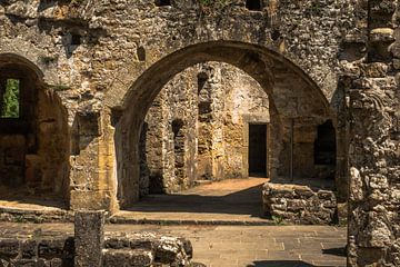 im Inneren einer alten Burgruine an einem sonnigen Tag mit alten Mauer