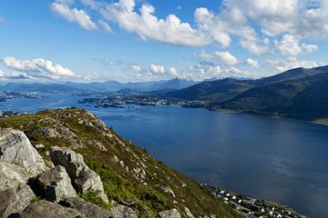Uitzicht op de fjord en de bergen vanaf de top van Sukkertoppen bij Alesund van Anja B. Schäfer