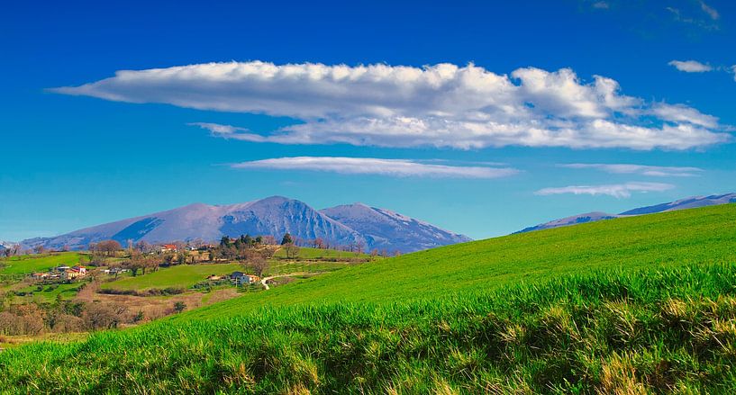 Blaugrüne Berglandschaft von Images from a hillside in Umbria