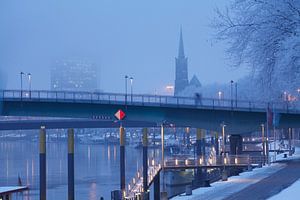 Bataille avec la Weser, l'église St. Stephen et la Wesertower dans le �berseestadt avec de la neige 