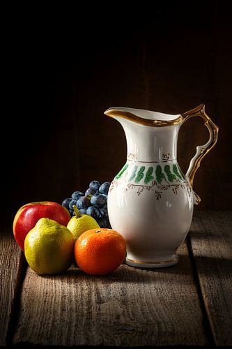 Porseleinen kan met fruit