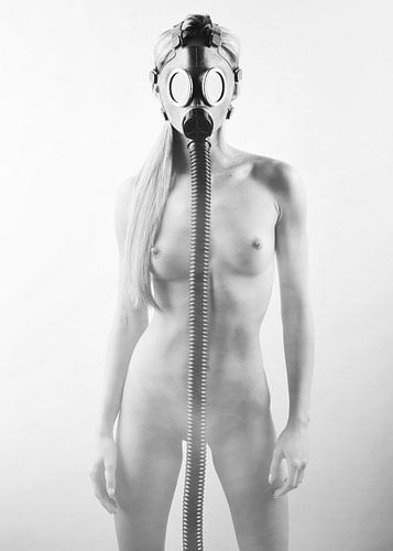 Naakte vrouw met gasmasker.