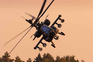 Apache helikopter in een bocht! van Jimmy van Drunen