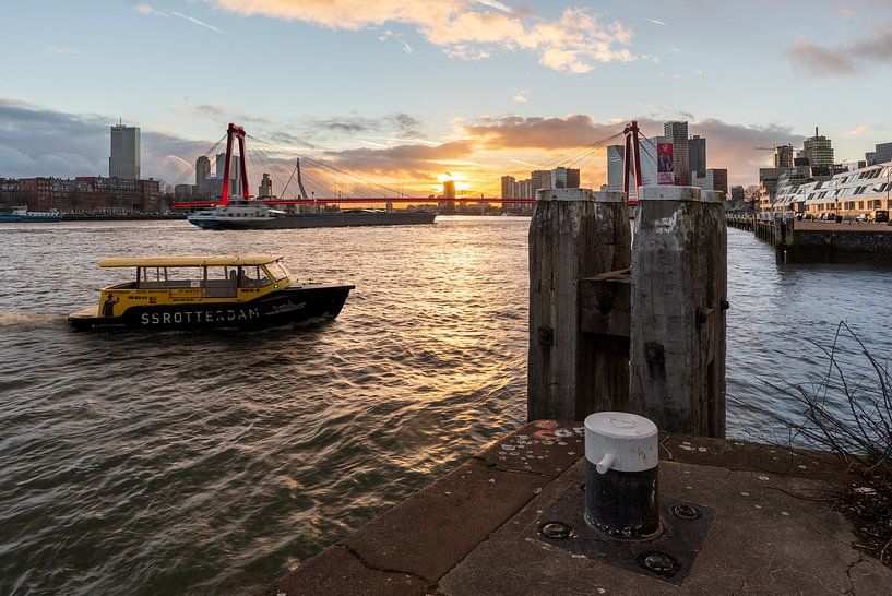 Willemsbrug met watertaxi van Prachtig Rotterdam