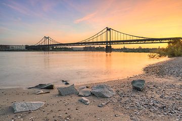 Pont sur le Rhin à Krefeld-Uerdingen au coucher du soleil