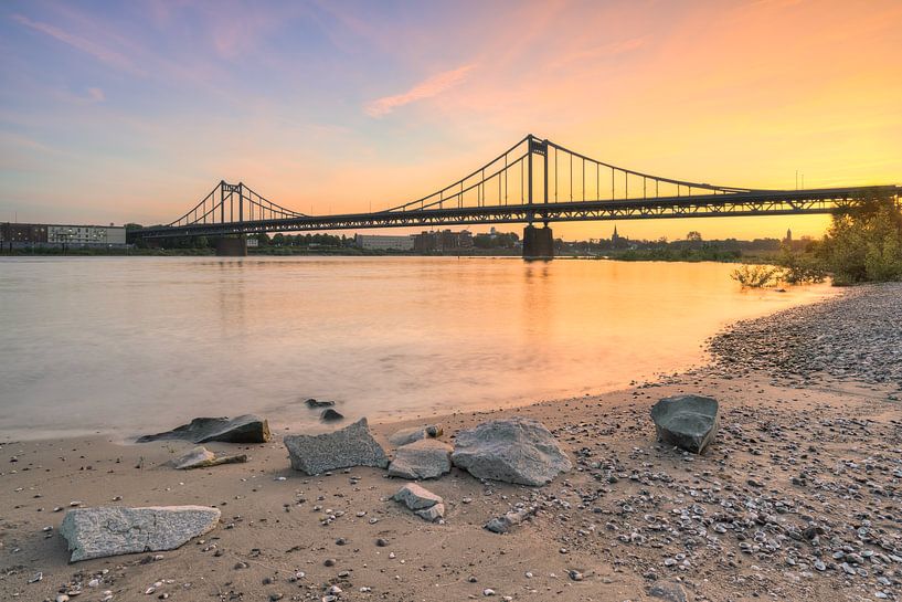 Krefeld-Uerdingen Rijnbrug bij zonsondergang van Michael Valjak