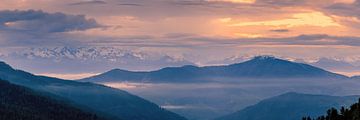 Panorama d'un lever de soleil dans les Dolomites