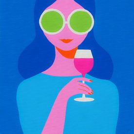 Vrouw met zonnebril en glas rosé in felle popartkleuren tegen blauwe achtergrond van But First Framing