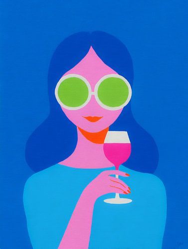 Frau mit Sonnenbrille und einem Glas Rosé in leuchtenden Pop-Art-Farben vor blauem Hintergrund