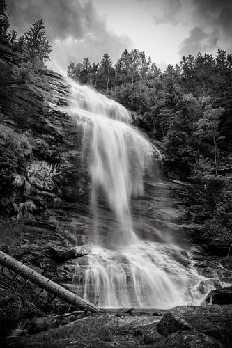 Melnikfall waterval in de rivier de Malta in het Maltatal in Carin