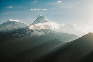 Zonsopkomst tussen de bergen | Vliegtuig in de Himalaya van Joyce Teunissen