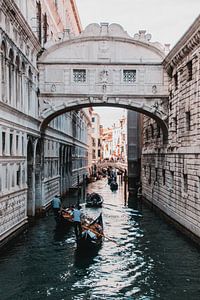 Gondels in de grachten van Venetië van Dayenne van Peperstraten