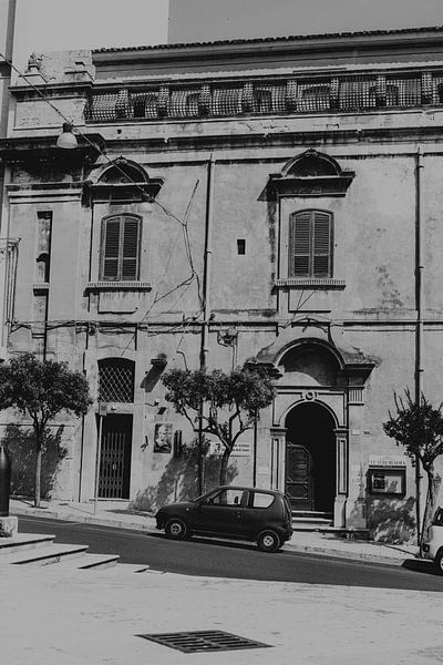 Oude Fiat in de stad Ragusa in Sicilië, Italië van Manon Visser