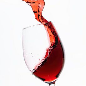 Rode wijn stroomt in het wijnglas van Roland Brack