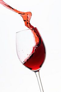 Rotwein fließt ins Weinglas