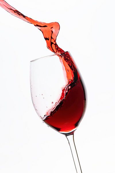 Rotwein fließt ins Weinglas von Roland Brack