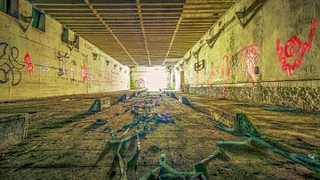 Licht aan het einde van de tunnel in een verlaten fabriek van Marcel Hechler