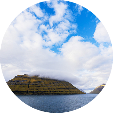 Uitzicht op de rotsen van de Faeröer met wolken