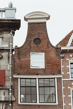 Grachtenpand met klokgevel | Fine art foto print | Nederland, Europa van Sanne Dost
