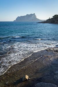 Blaues Mittelmeer und der Peñón de Ifach in Calpe