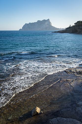 Blauwe Middellandse Zee en de Peñón de Ifach in Calpe