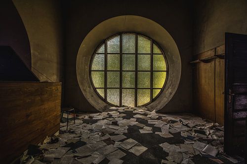 Raam in verlaten kerk