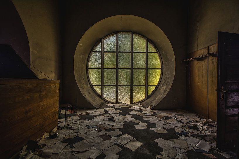 Fenêtre d'une église abandonnée par Ivana Luijten