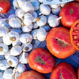 Aufgeschnittene Tomaten und Knoblauch auf dem Markt in Incá (Spanien) von Jessica Lokker