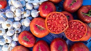 Opengesneden tomaat en knoflook op markt in Incá (Spanje)