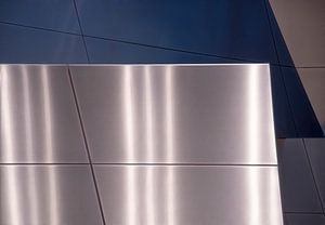 Metallwände mit Lichtreflexion