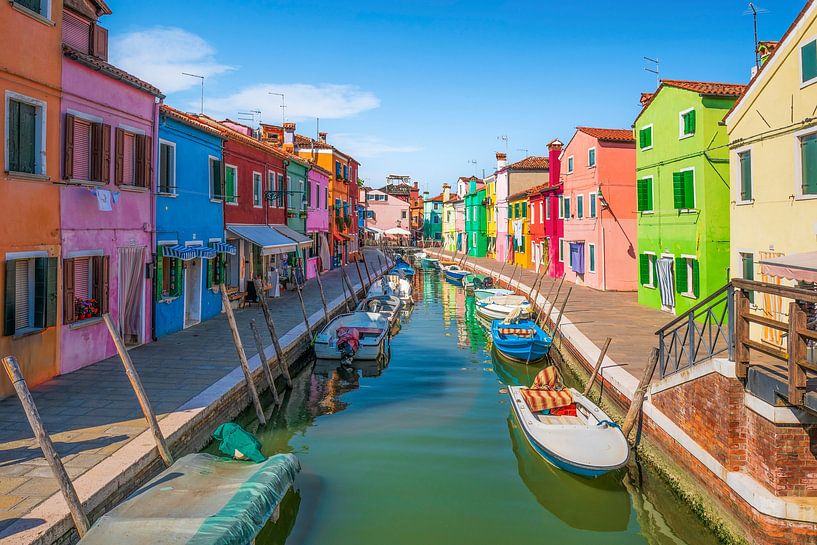 Burano eiland kanaal met kleurrijke huizen en boten van Stefano Orazzini