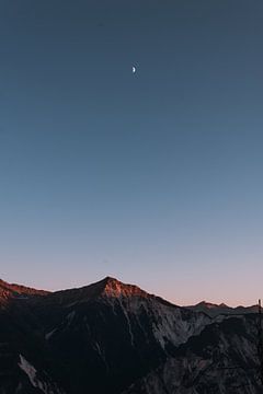 Mond über den Schweizer Bergen von Dayenne van Peperstraten