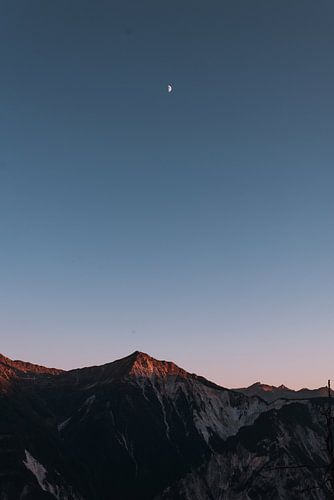 Maan boven de Zwitserse bergen