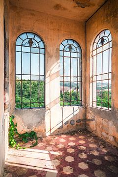 Uitzicht Vanaf Verlaten Italiaanse Villa. van Roman Robroek - Foto's van Verlaten Gebouwen