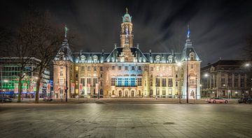 Stadhuis Rotterdam (nachtfoto, 2016) van Mark De Rooij