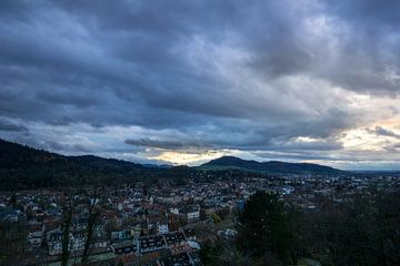 Herbstabendlicher Sonnenuntergang über der Stadt Freiburg im Breisgau von adventure-photos