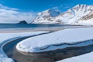 Der Strand von Haukland auf den Lofoten in Norwegen im Winter