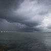 Dunkler Himmel über der Zeelandbrücke von Jan Jongejan