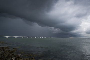 Donkere luchten boven de Zeelandbrug van Jan Jongejan