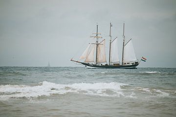 Schöner Dreimastschoner vor dem Hintergrund der Nordsee von Yanuschka | Noordwijk Fine Art Fotografie