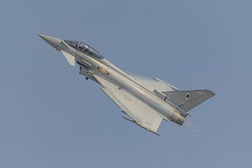 Royal Air Force Typhoon Display Team in actie. van Jaap van den Berg