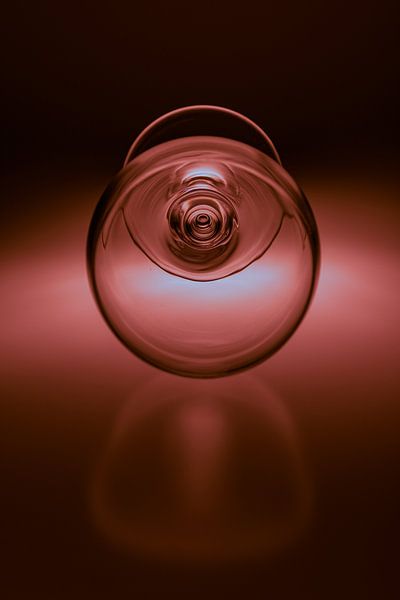 Wijn glas op zacht rood gekleurde ondergrond van Kim Willems