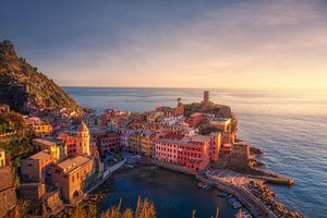 Blick auf das Dorf Vernazza bei Sonnenuntergang, Cinque Terre
