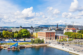 Blick über den Oslofjord auf historische Gebäude in Oslo von Rico Ködder