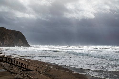 Atlantische kust bij Colares, Portugal in zwaar stormachtig weer.
